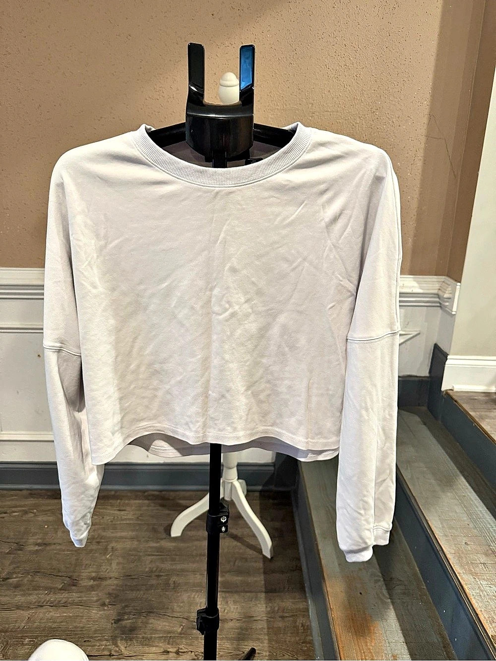 Blusa corta blanca Trendy Queen manga larga